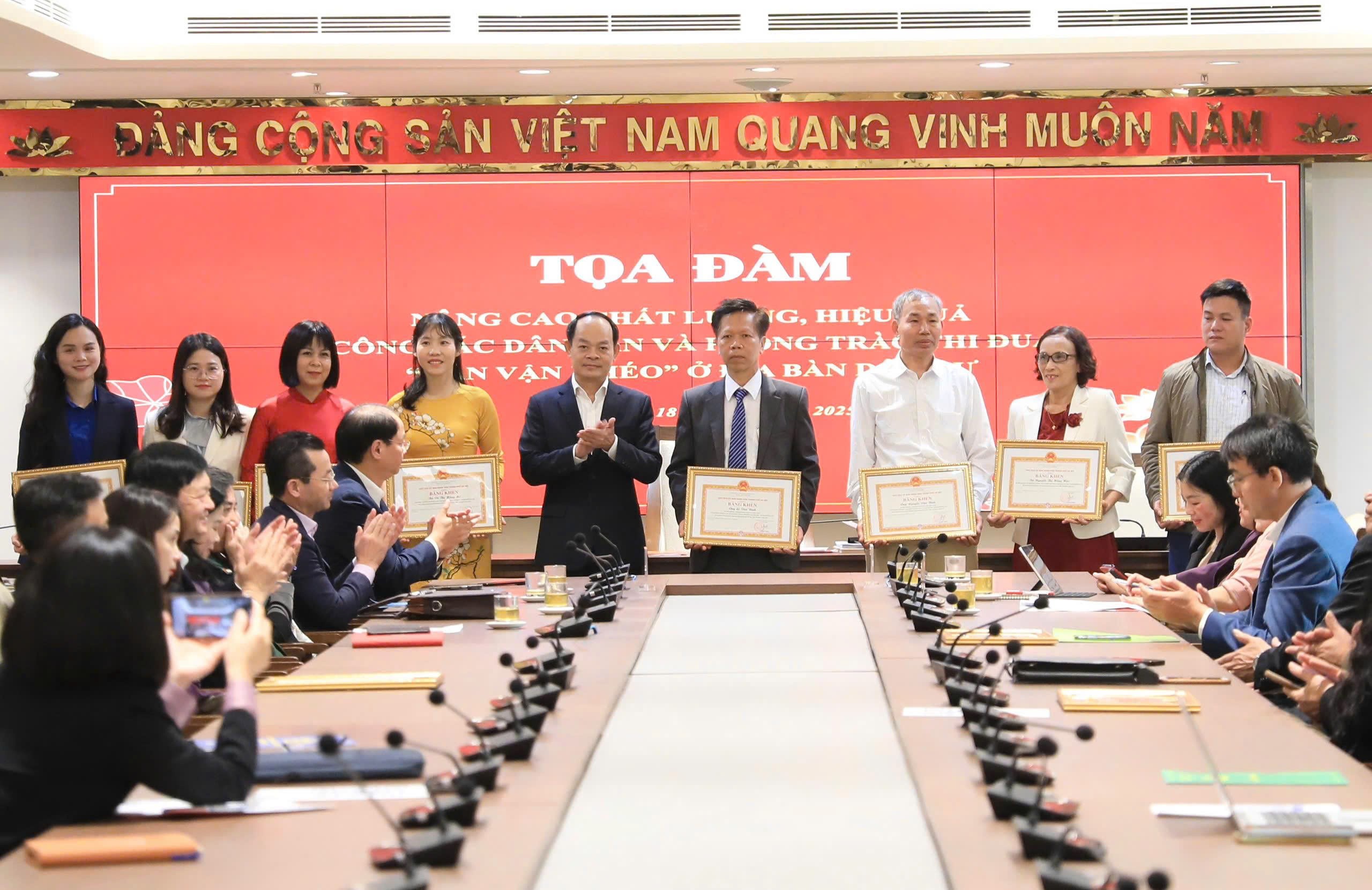 Nâng cao chất lượng, hiệu quả công tác dân vận góp phần thực hiện thắng lợi Nghị quyết Đại hội XVIII Đảng bộ thành phố Hà Nội Nâng cao chất lượng, hiệu quả công tác dân vận góp phần thực hiện thắng lợi Nghị quyết Đại hội XVIII Đảng bộ thành phố Hà Nội