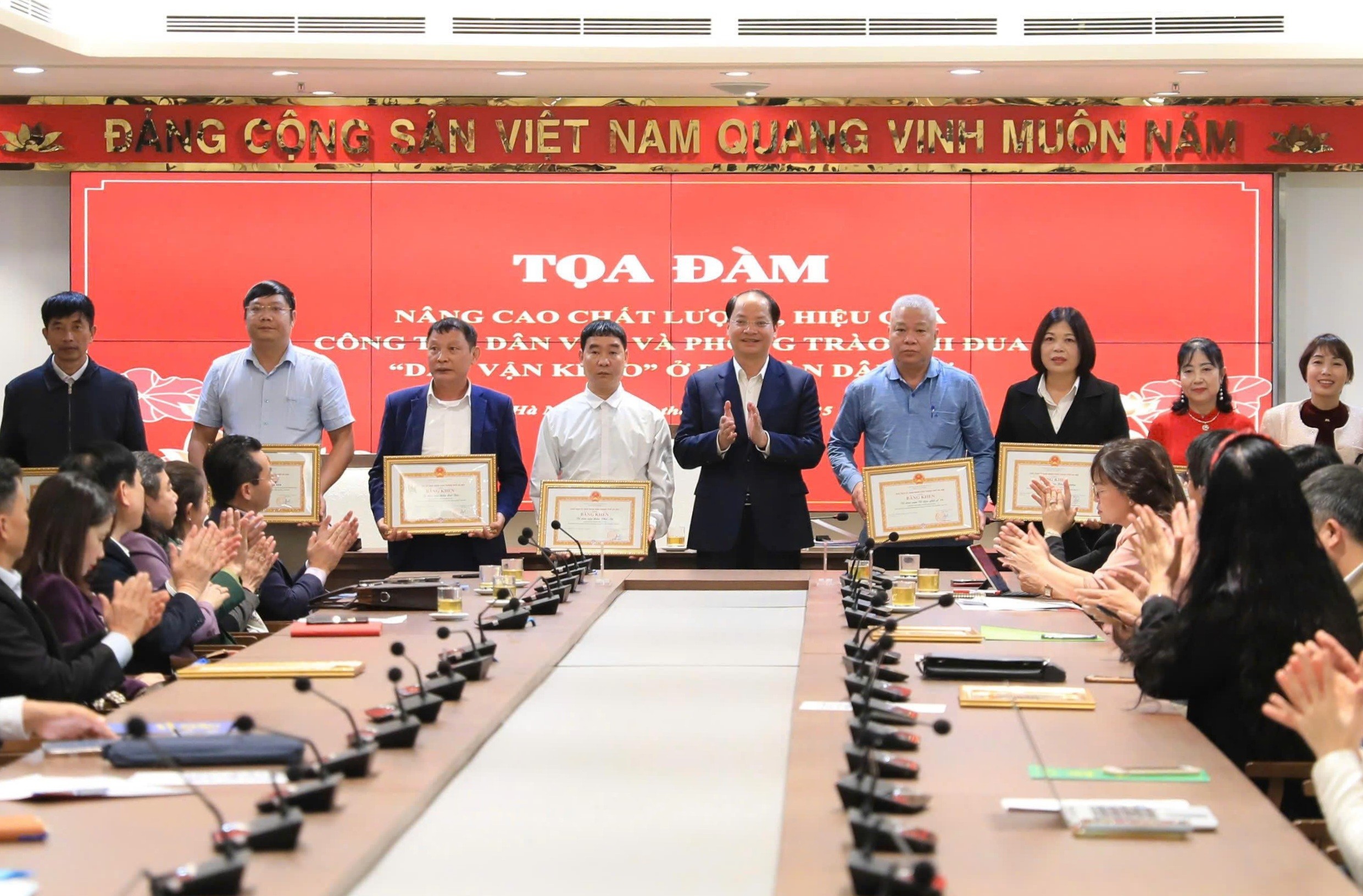 Nâng cao chất lượng, hiệu quả công tác dân vận góp phần thực hiện thắng lợi Nghị quyết Đại hội XVIII Đảng bộ thành phố Hà Nội Nâng cao chất lượng, hiệu quả công tác dân vận góp phần thực hiện thắng lợi Nghị quyết Đại hội XVIII Đảng bộ thành phố Hà Nội