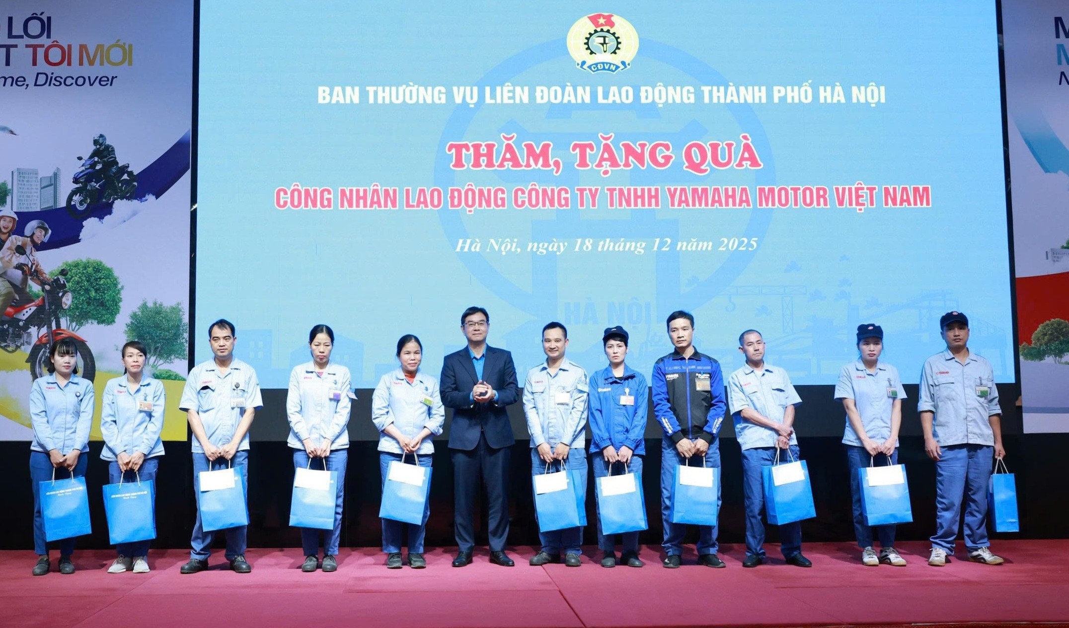 Lãnh đạo LĐLĐ thành phố Hà Nội thăm, tặng quà công nhân lao động