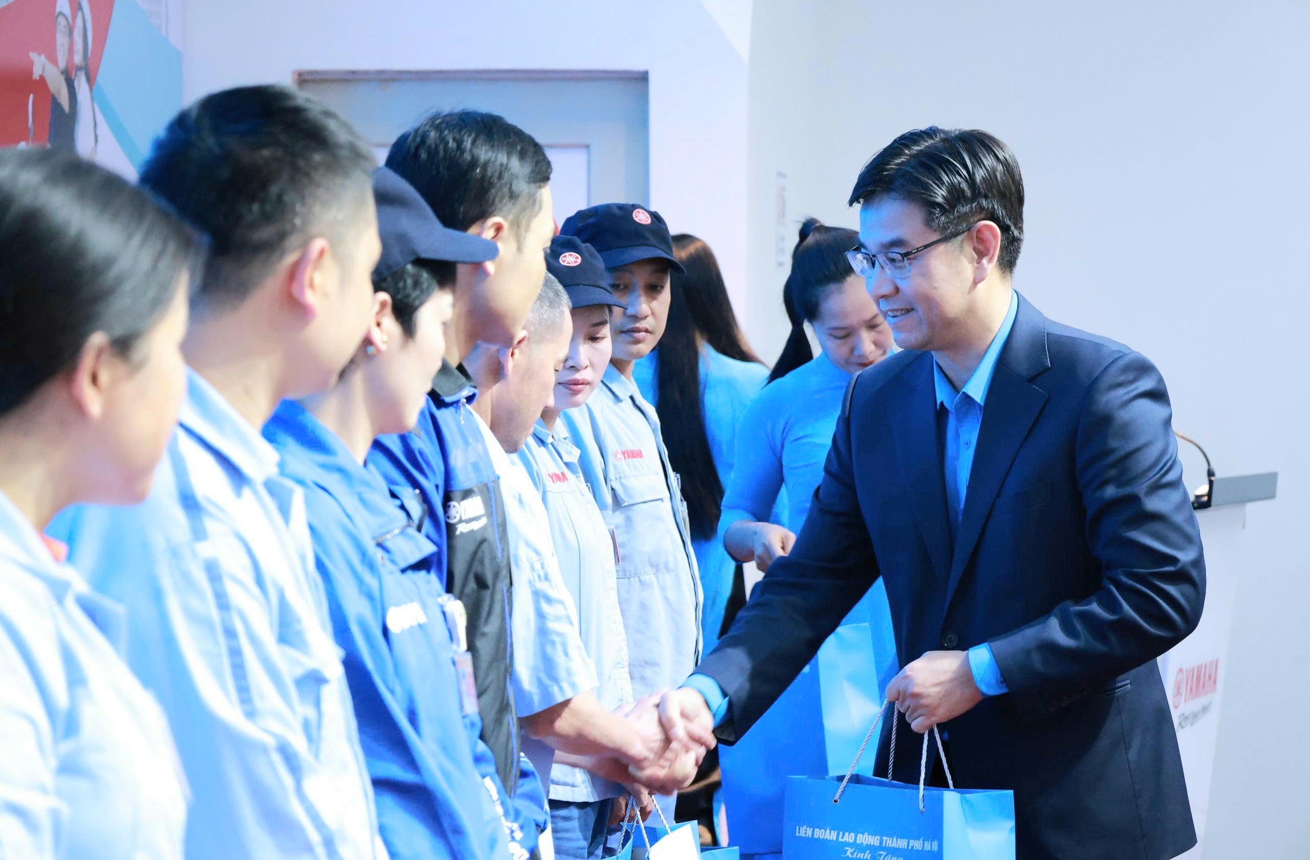 Lãnh đạo LĐLĐ thành phố Hà Nội thăm, tặng quà công nhân lao động Lãnh đạo LĐLĐ thành phố Hà Nội thăm, tặng quà công nhân lao động