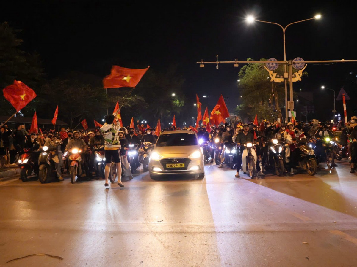 Đêm Thủ đô không ngủ mừng U22 Việt Nam vô địch: Chiến thắng trọn vẹn từ sân cỏ đến văn hóa giao thông Đêm Thủ đô không ngủ mừng U22 Việt Nam vô địch: Chiến thắng trọn vẹn từ sân cỏ đến văn hóa giao thông