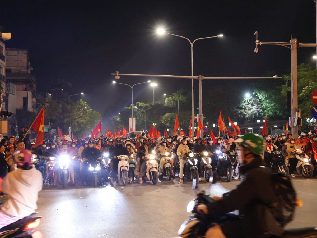 Đêm Thủ đô không ngủ mừng U22 Việt Nam vô địch: Chiến thắng trọn vẹn từ sân cỏ đến văn hóa giao thông Đêm Thủ đô không ngủ mừng U22 Việt Nam vô địch: Chiến thắng trọn vẹn từ sân cỏ đến văn hóa giao thông