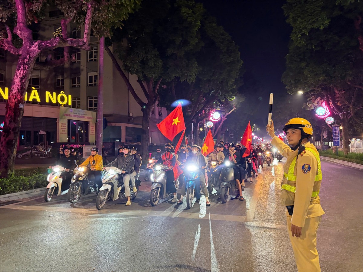 Đêm Thủ đô không ngủ mừng U22 Việt Nam vô địch: Chiến thắng trọn vẹn từ sân cỏ đến văn hóa giao thông Đêm Thủ đô không ngủ mừng U22 Việt Nam vô địch: Chiến thắng trọn vẹn từ sân cỏ đến văn hóa giao thông