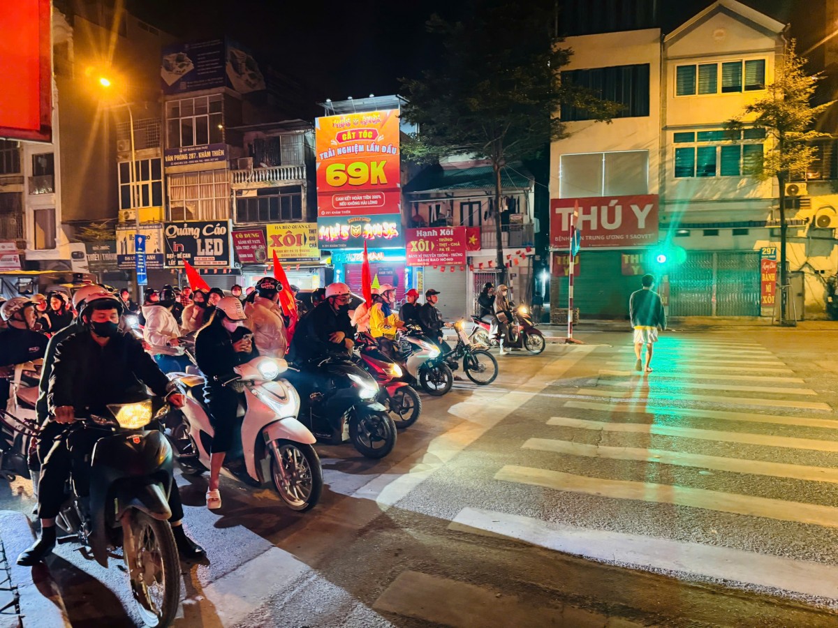 Đêm Thủ đô không ngủ mừng U22 Việt Nam vô địch: Chiến thắng trọn vẹn từ sân cỏ đến văn hóa giao thông Đêm Thủ đô không ngủ mừng U22 Việt Nam vô địch: Chiến thắng trọn vẹn từ sân cỏ đến văn hóa giao thông