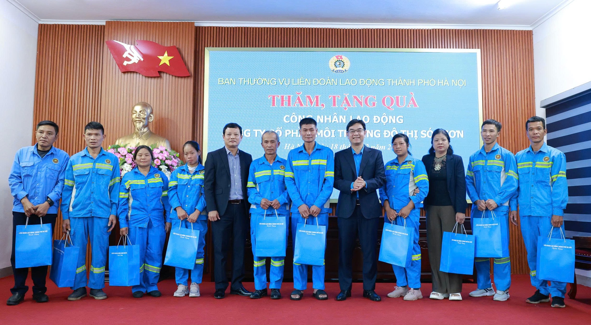 Lãnh đạo LĐLĐ thành phố Hà Nội thăm, tặng quà công nhân Công ty Cổ phần Môi trường đô thị Sóc Sơn