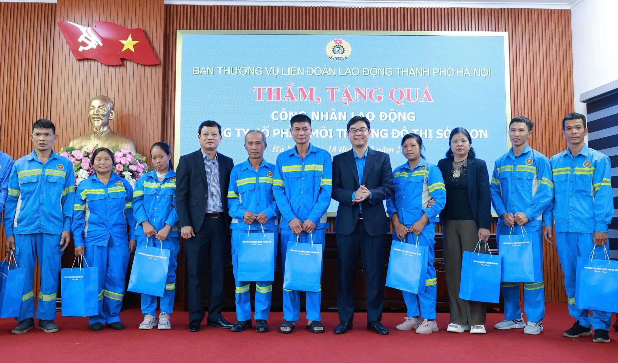 Lãnh đạo LĐLĐ thành phố Hà Nội thăm, tặng quà công nhân Công ty Cổ phần Môi trường đô thị Sóc Sơn