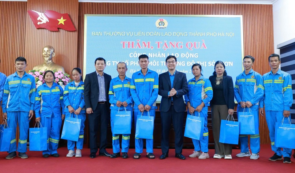 Lãnh đạo LĐLĐ thành phố Hà Nội thăm, tặng quà công nhân Công ty Cổ phần Môi trường đô thị Sóc Sơn