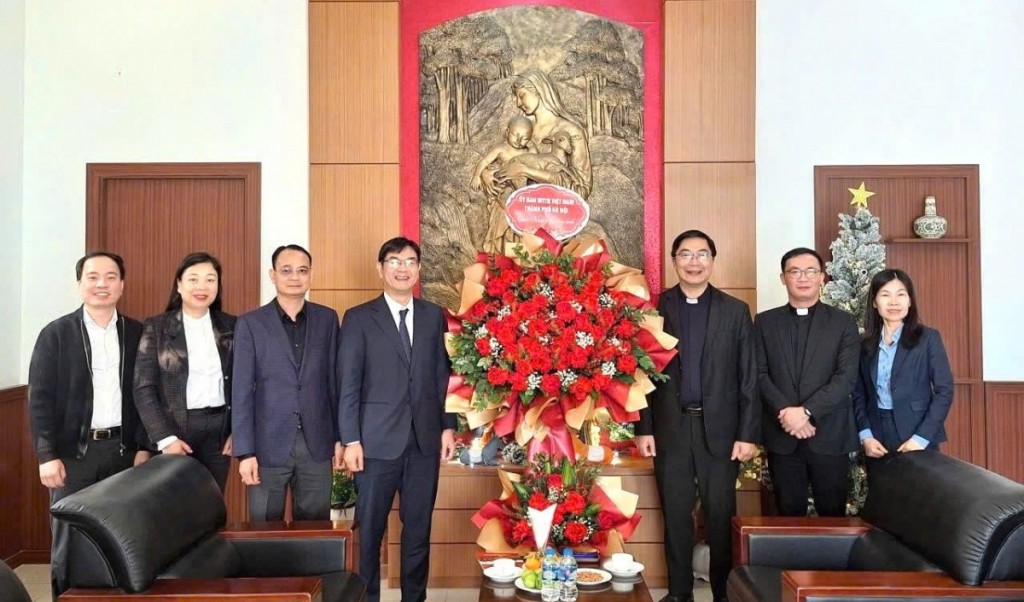 Lãnh đạo Ủy ban MTTQ Việt Nam thành phố Hà Nội chúc mừng đồng bào công giáo dịp Lễ Giáng sinh 2025
