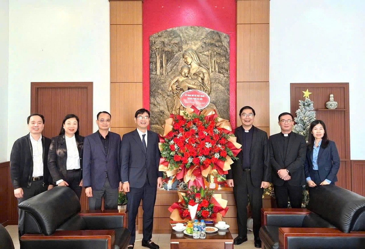 Lãnh đạo Ủy ban MTTQ Việt Nam thành phố Hà Nội chúc mừng đồng bào công giáo dịp Lễ Giáng sinh 2025