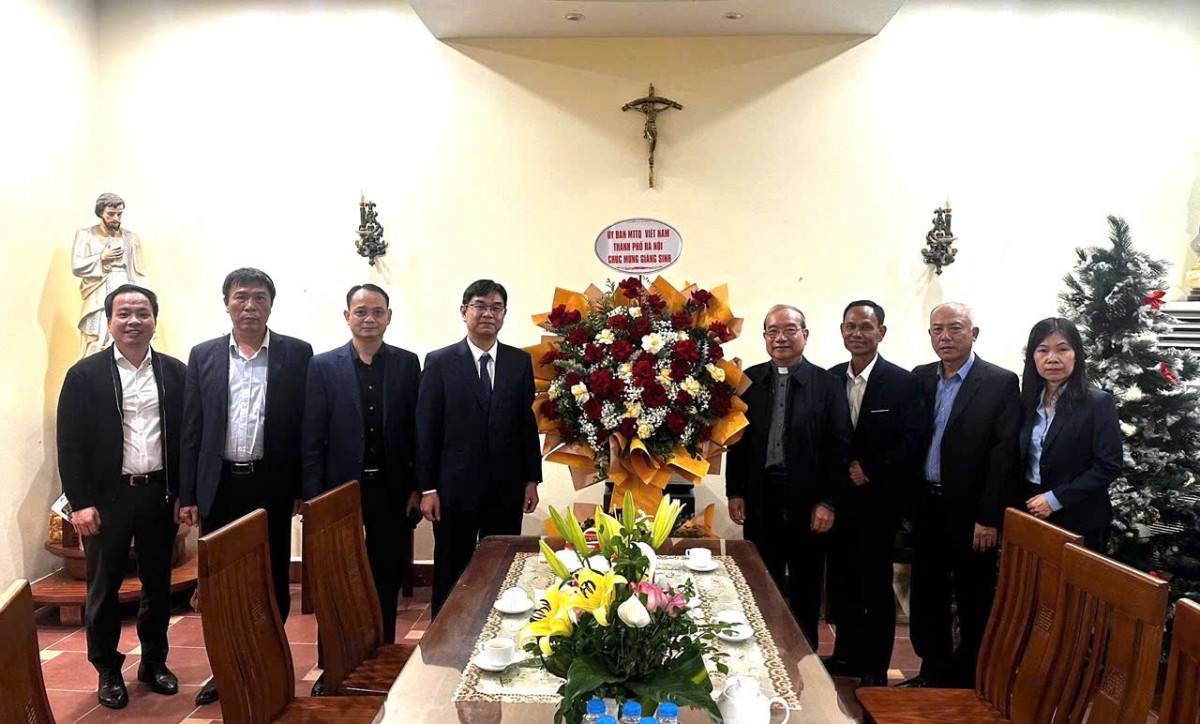 Lãnh đạo Ủy ban MTTQ Việt Nam thành phố Hà Nội chúc mừng đồng bào công giáo dịp Lễ Giáng sinh 2025