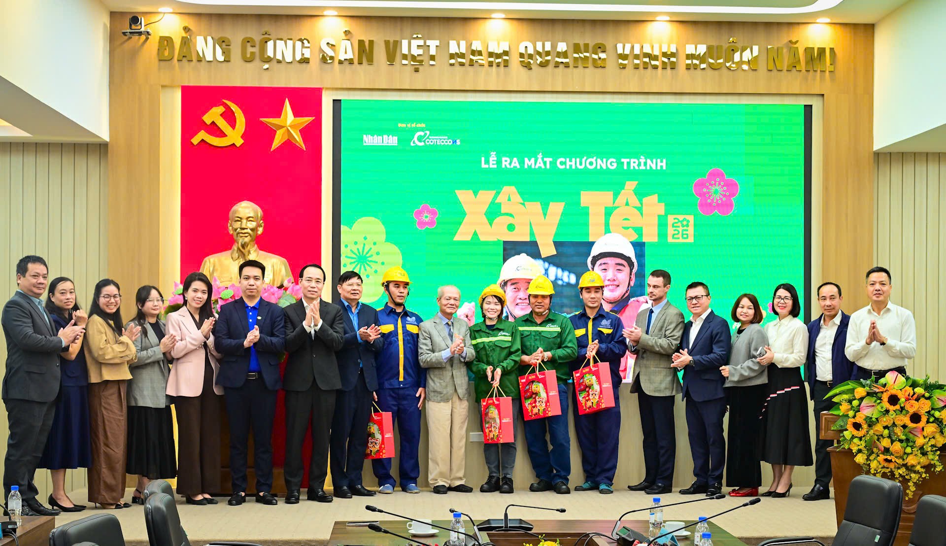 “Xây Tết” 2026 trao gần 30.000 phần quà cho công nhân lao động trên cả nước “Xây Tết” 2026 trao gần 30.000 phần quà cho công nhân lao động trên cả nước