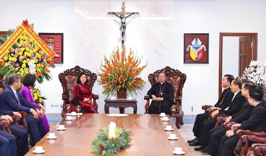 Chủ tịch Bùi Thị Minh Hoài chúc mừng Giáng sinh Tổng Giáo phận Hà Nội và Ủy ban Đoàn kết Công giáo Việt Nam