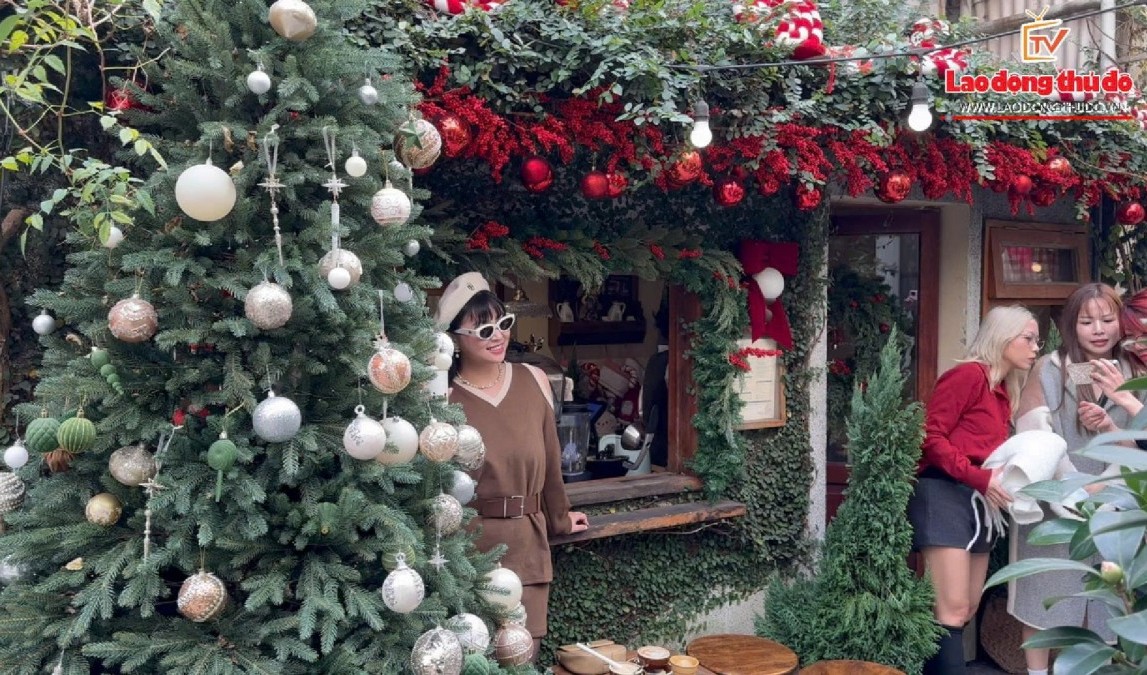 Con ngõ hơn dài 100m thành điểm check-in Giáng sinh hút khách tại Hà Nội