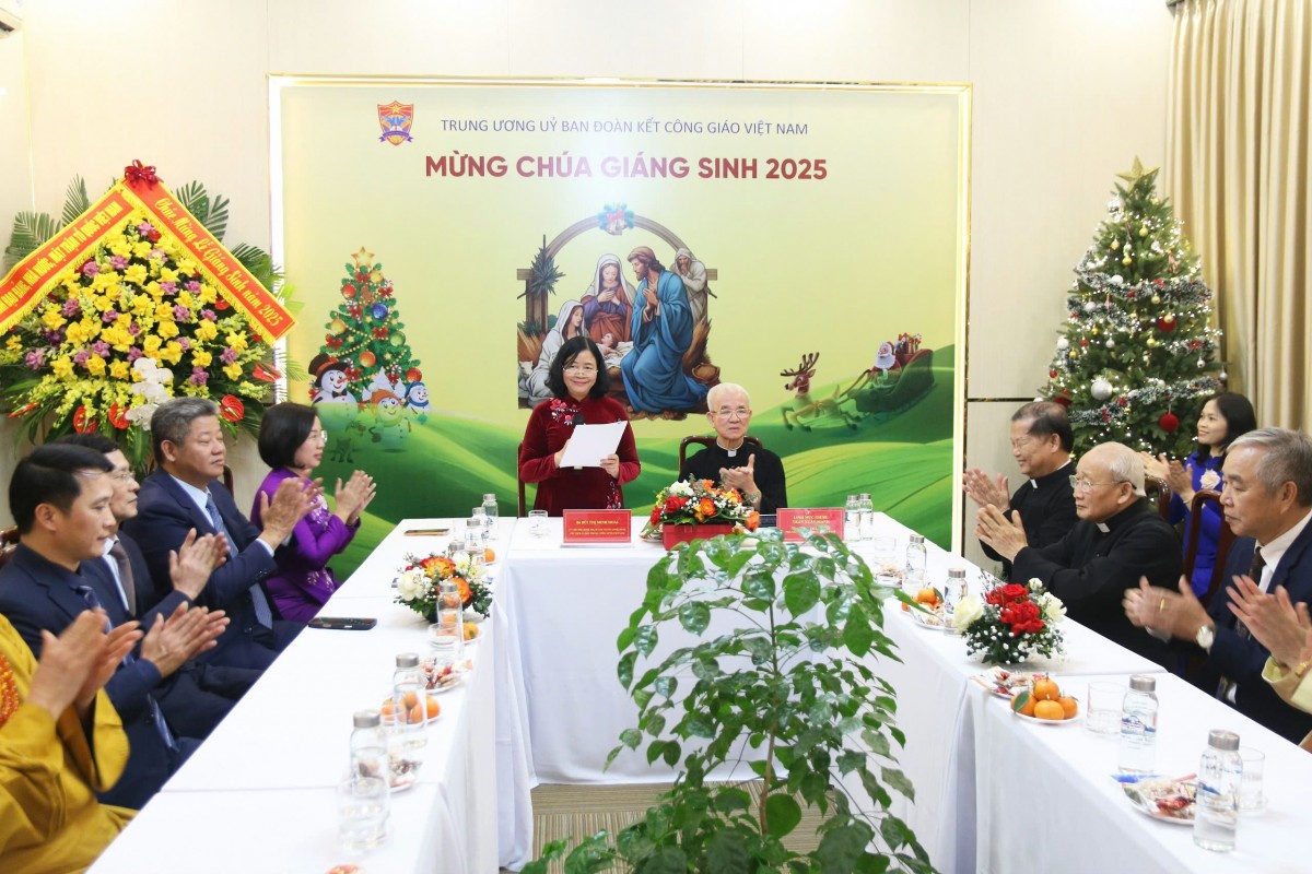 Chủ tịch Bùi Thị Minh Hoài chúc mừng Giáng sinh Tổng Giáo phận Hà Nội và Ủy ban Đoàn kết Công giáo Việt Nam