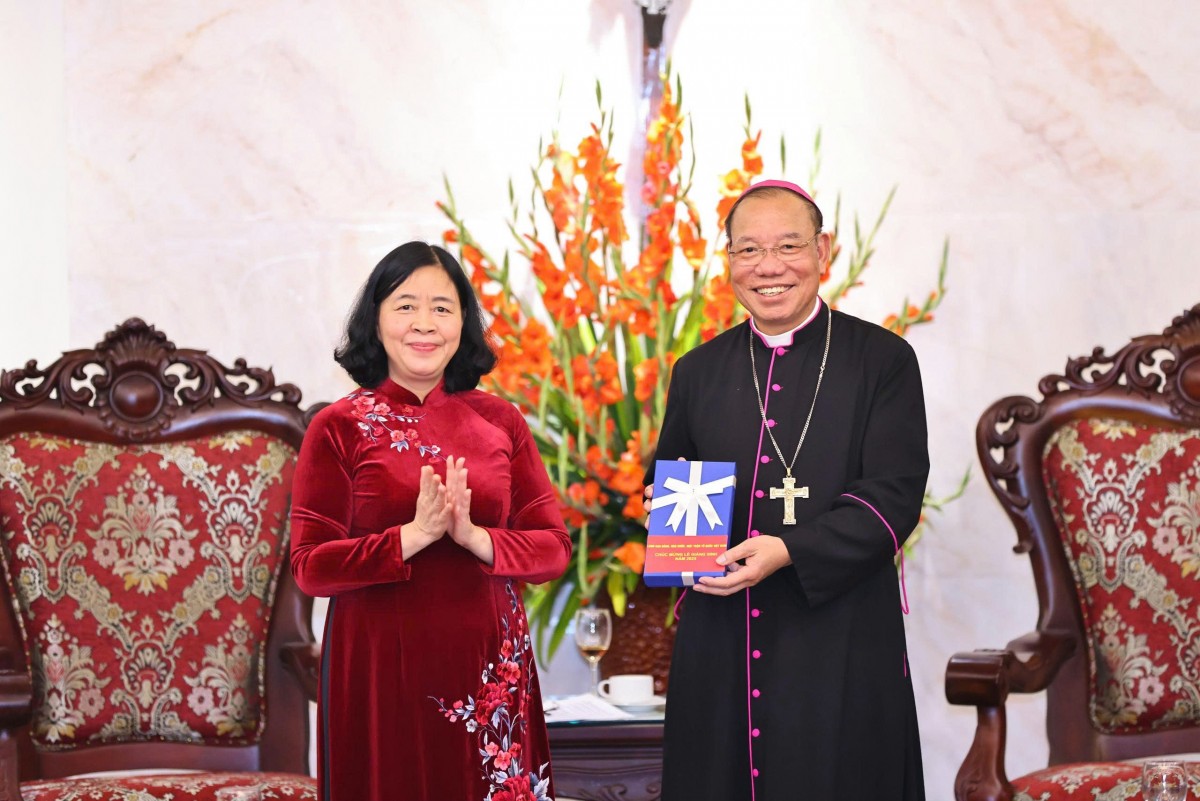 Chủ tịch Bùi Thị Minh Hoài chúc mừng Giáng sinh Tổng Giáo phận Hà Nội và Ủy ban Đoàn kết Công giáo Việt Nam