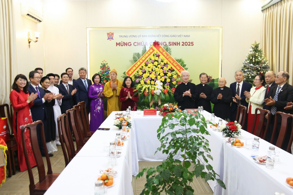 Chủ tịch Bùi Thị Minh Hoài chúc mừng Giáng sinh Tổng Giáo phận Hà Nội và Ủy ban Đoàn kết Công giáo Việt Nam
