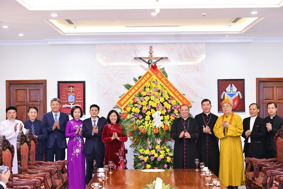 Chủ tịch Bùi Thị Minh Hoài chúc mừng Giáng sinh Tổng Giáo phận Hà Nội và Ủy ban Đoàn kết Công giáo Việt Nam