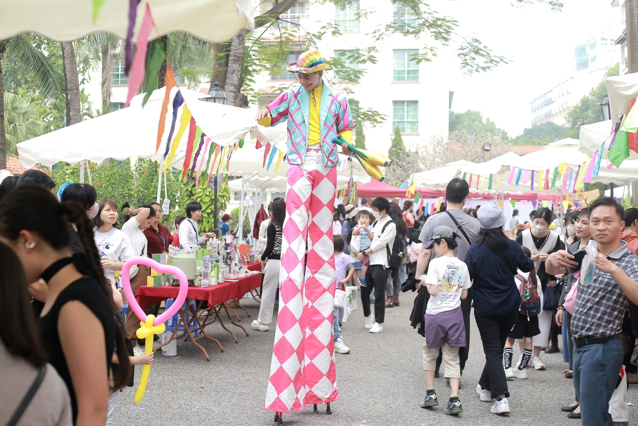 Công ty Hoàng Viên Quảng Bá chia sẻ niềm vui và tinh thần cộng đồng trong hội chợ từ thiện Giáng Sinh Công ty Hoàng Viên Quảng Bá chia sẻ niềm vui và tinh thần cộng đồng trong hội chợ từ thiện Giáng Sinh