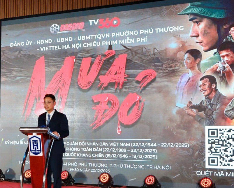 Hơn 2.000 người dân phường Phú Thượng dự công chiếu miễn phí phim “Mưa đỏ”