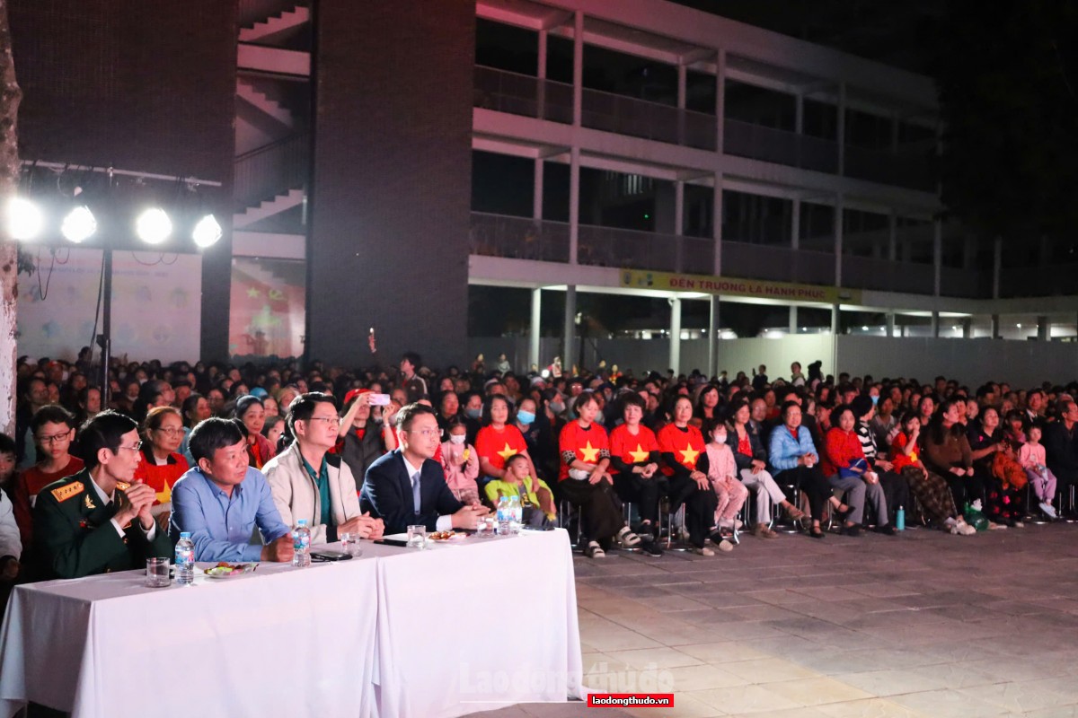 Hơn 2.000 người dân phường Phú Thượng dự công chiếu miễn phí phim “Mưa đỏ”