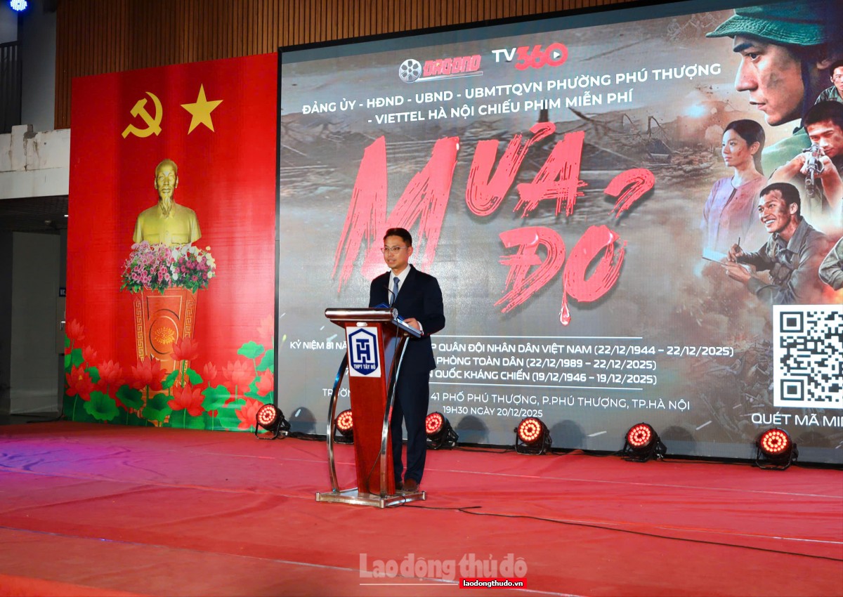 Hơn 2.000 người dân phường Phú Thượng dự công chiếu miễn phí phim “Mưa đỏ”