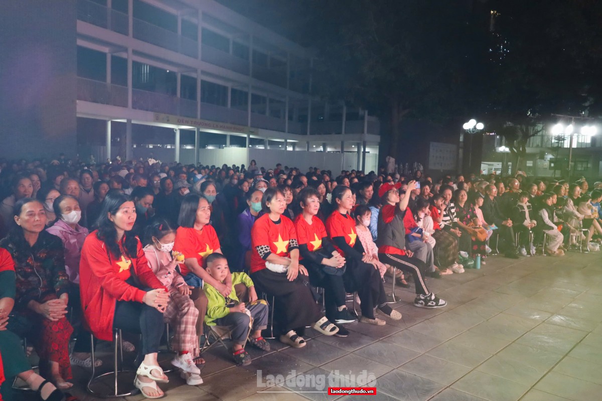 Hơn 2.000 người dân phường Phú Thượng dự công chiếu miễn phí phim “Mưa đỏ”