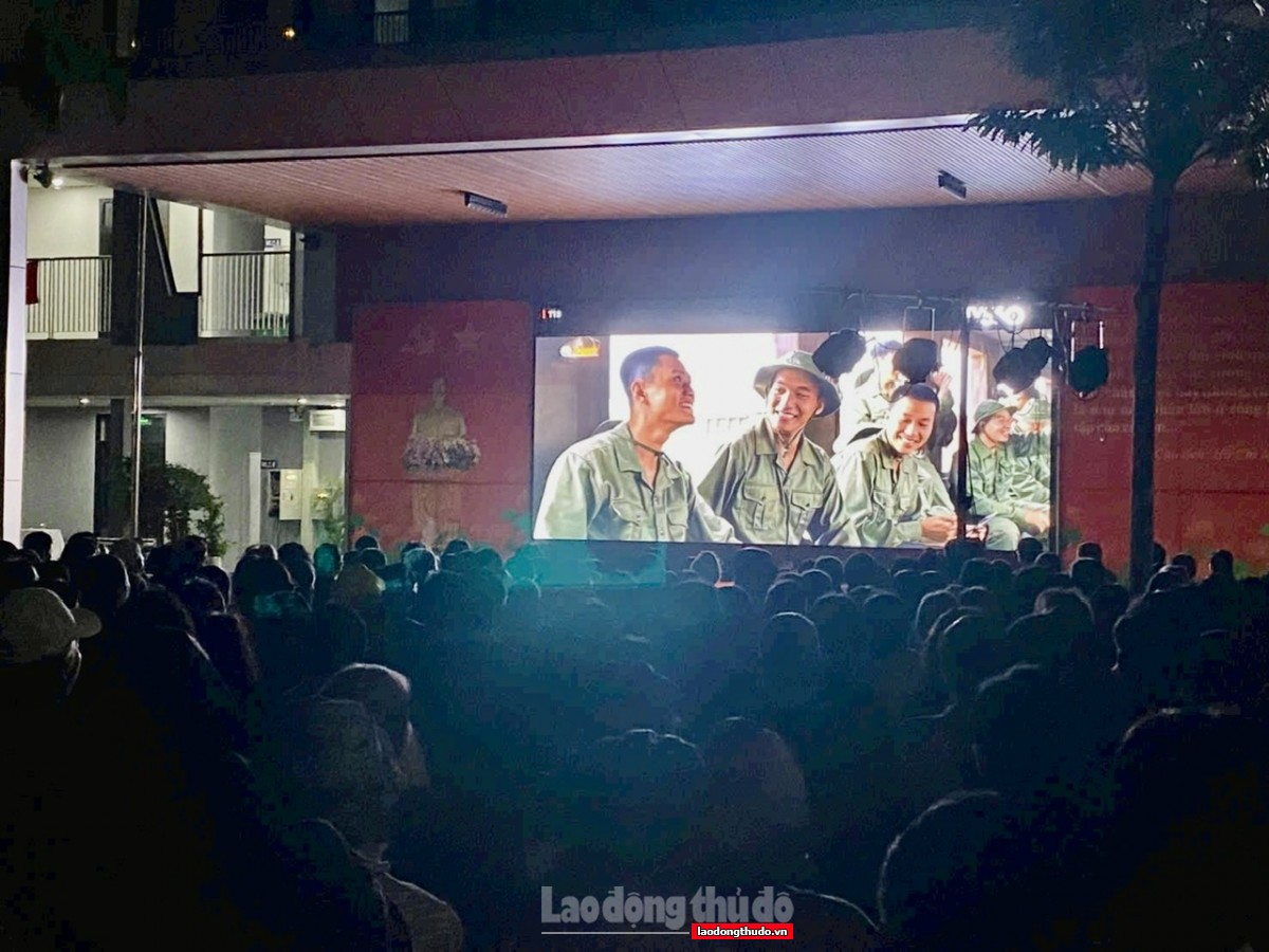 Hơn 2.000 người dân phường Phú Thượng dự công chiếu miễn phí phim “Mưa đỏ”