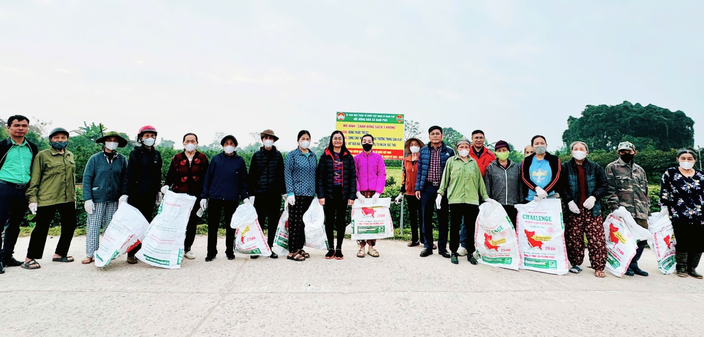 Nam Phù: Ra quân làm sạch đồng, tạo thói quen sản xuất nông nghiệp xanh