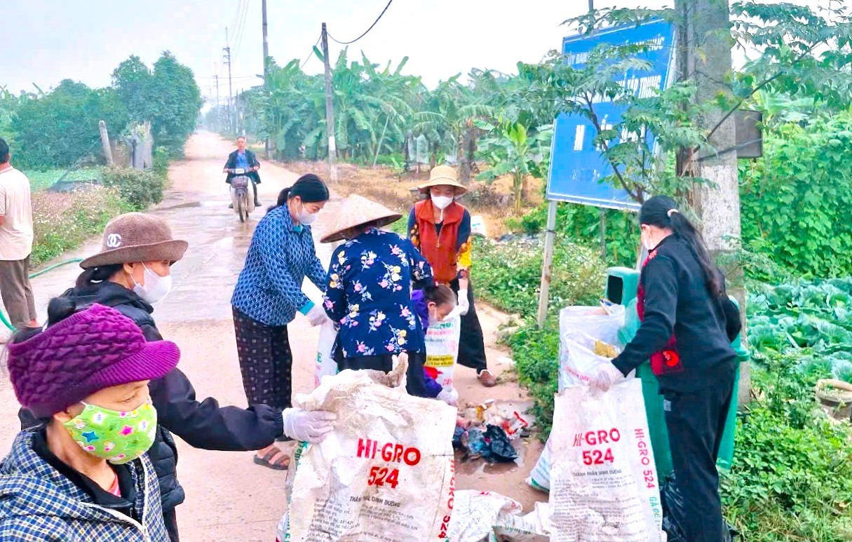 Nam Phù: Ra quân làm sạch đồng, tạo thói quen sản xuất nông nghiệp xanh
