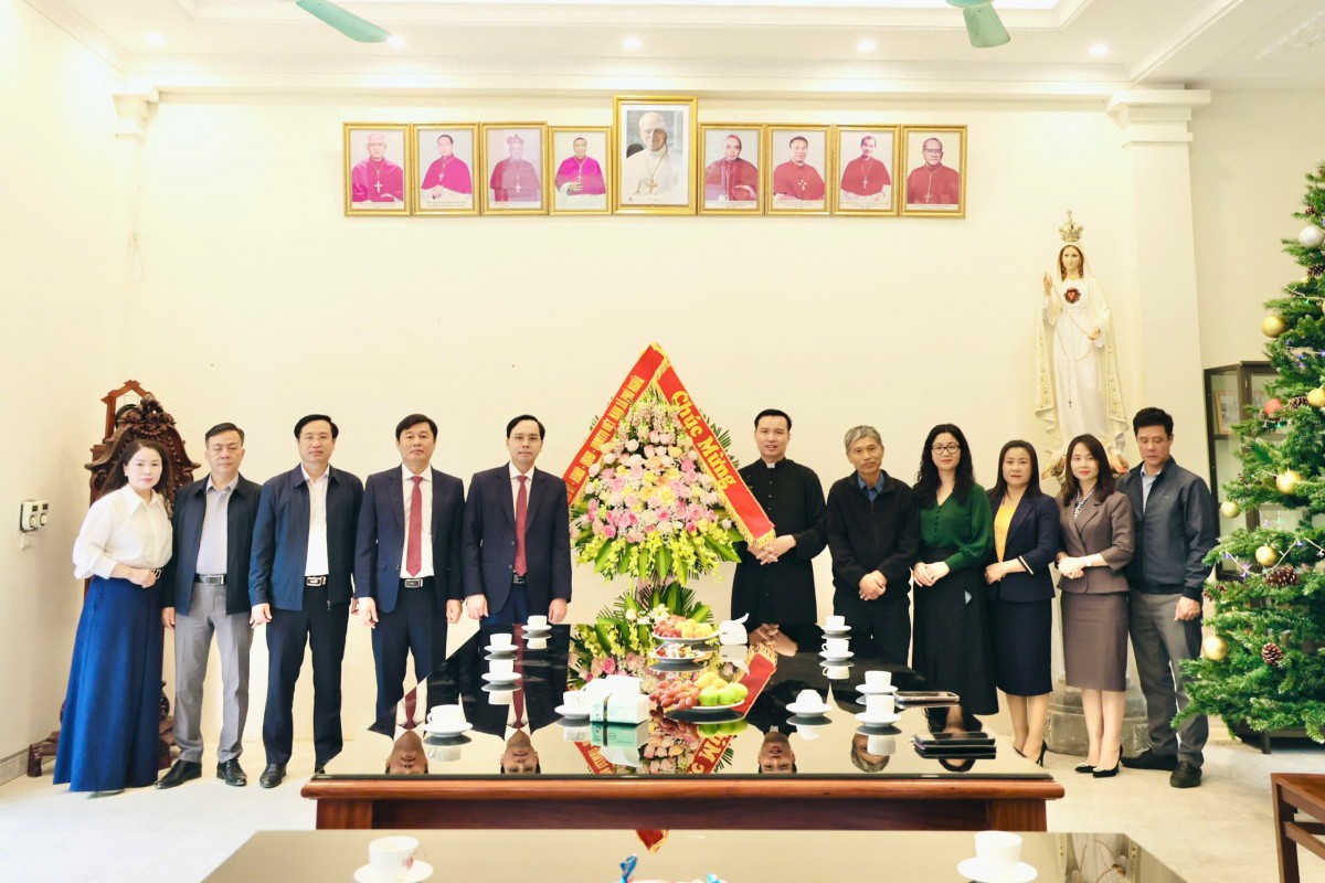 Lãnh đạo xã Phú Nghĩa thăm, chúc mừng giáo xứ Yên Kiện, giáo họ Thanh Nê nhân dịp Lễ Giáng sinh