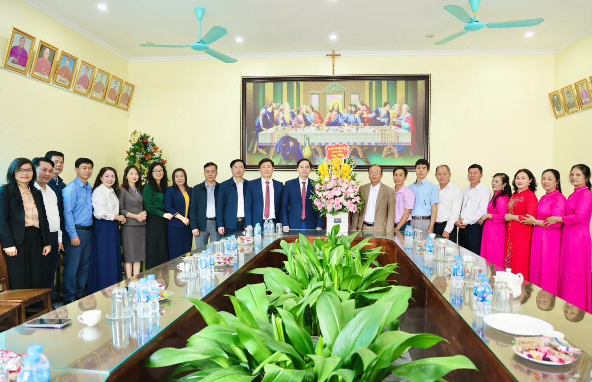 Lãnh đạo xã Phú Nghĩa thăm, chúc mừng giáo xứ Yên Kiện, giáo họ Thanh Nê nhân dịp Lễ Giáng sinh