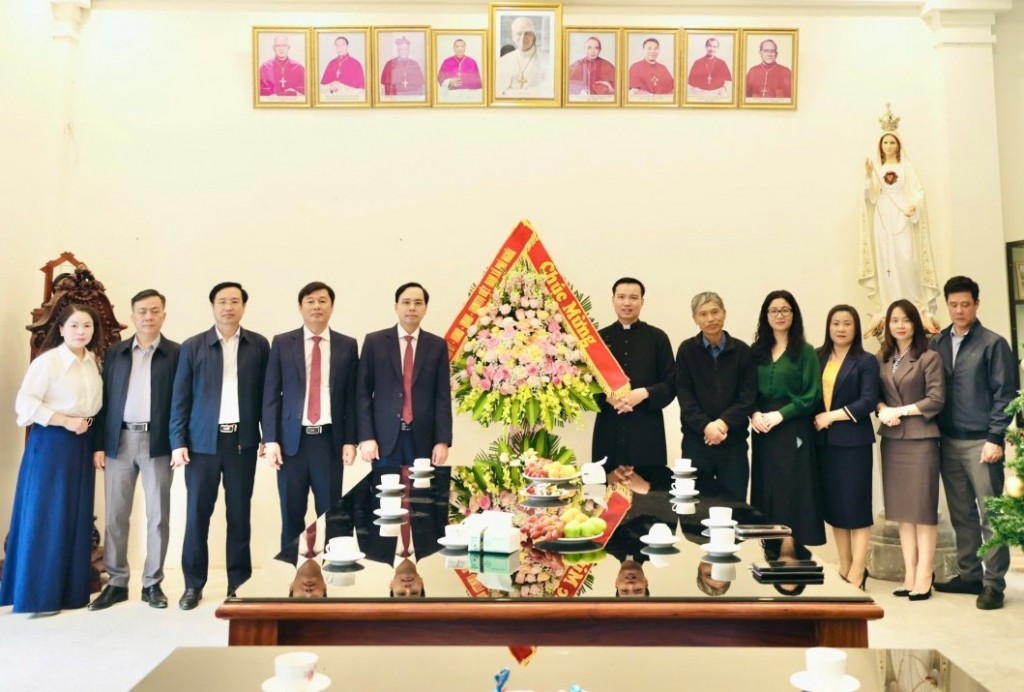 Lãnh đạo xã Phú Nghĩa thăm, chúc mừng giáo xứ Yên Kiện, giáo họ Thanh Nê nhân dịp Lễ Giáng sinh