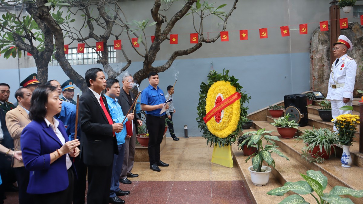 Ủy ban MTTQ phường Văn Miếu - Quốc Tử Giám dâng hương, báo công tại Đài tưởng niệm Khâm Thiên