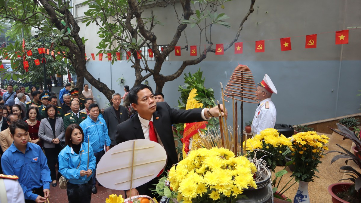 Ủy ban MTTQ phường Văn Miếu - Quốc Tử Giám dâng hương, báo công tại Đài tưởng niệm Khâm Thiên