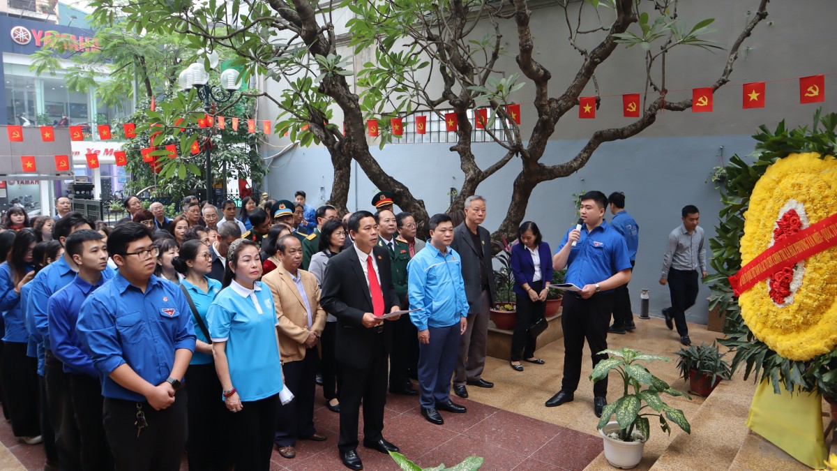 Ủy ban MTTQ phường Văn Miếu - Quốc Tử Giám dâng hương, báo công tại Đài tưởng niệm Khâm Thiên