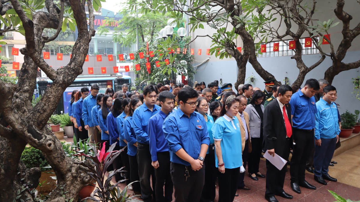 Ủy ban MTTQ phường Văn Miếu - Quốc Tử Giám dâng hương, báo công tại Đài tưởng niệm Khâm Thiên