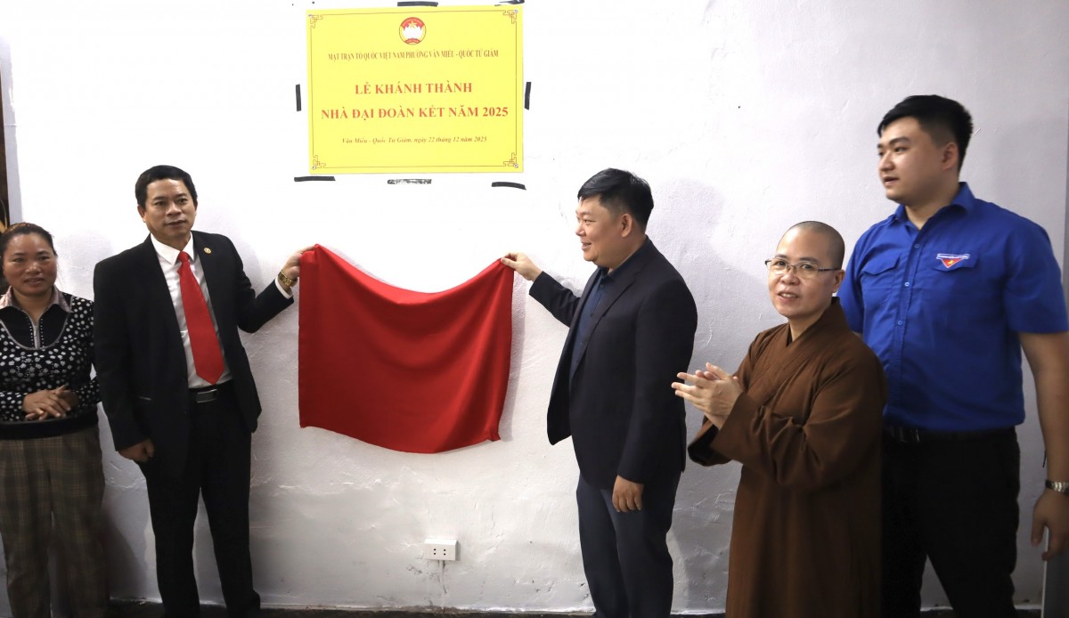 Ủy ban MTTQ phường Văn Miếu - Quốc Tử Giám dâng hương, báo công tại Đài tưởng niệm Khâm Thiên