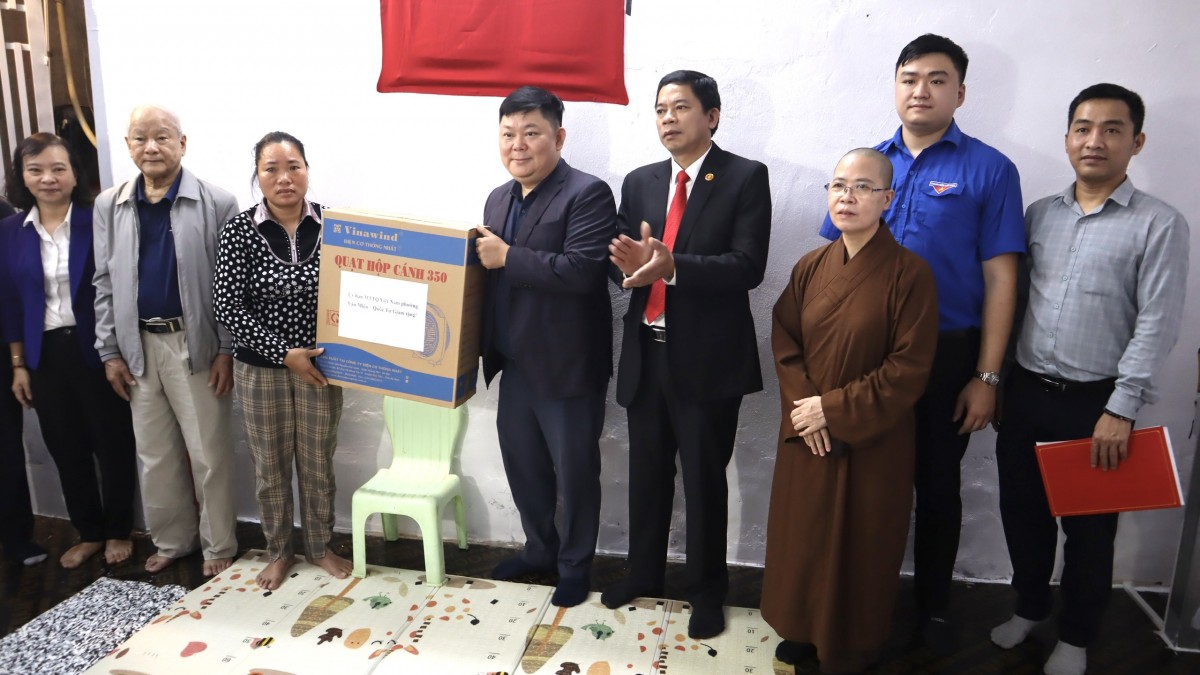 Ủy ban MTTQ phường Văn Miếu - Quốc Tử Giám dâng hương, báo công tại Đài tưởng niệm Khâm Thiên