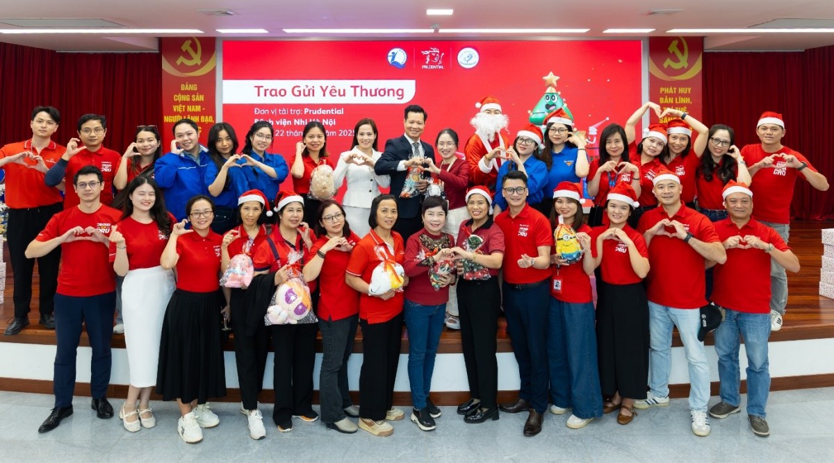 Prudential trao 2.600 phần quà Giáng sinh tặng bệnh nhi tại TP.HCM và Hà Nội