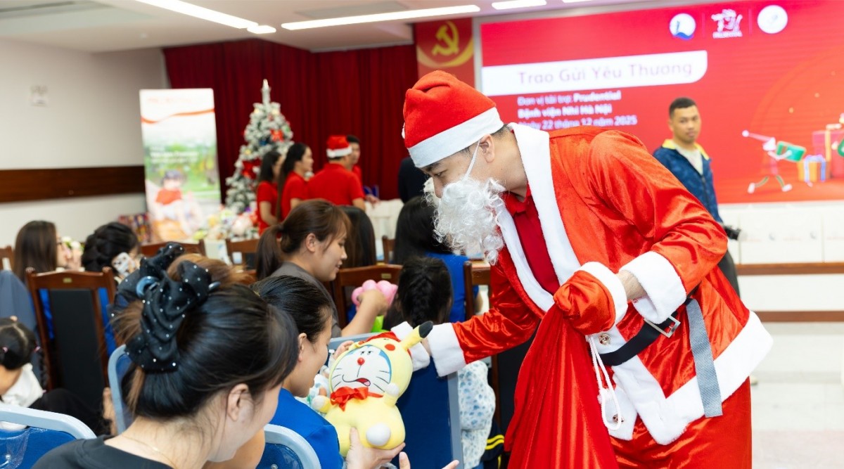 Prudential trao 2.600 phần quà Giáng sinh tặng bệnh nhi tại TP.HCM và Hà Nội
