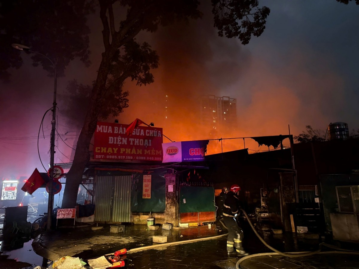 Cảnh sát PCCC nỗ lực dập tắt đám cháy lớn tại Chợ Xanh, Định Công