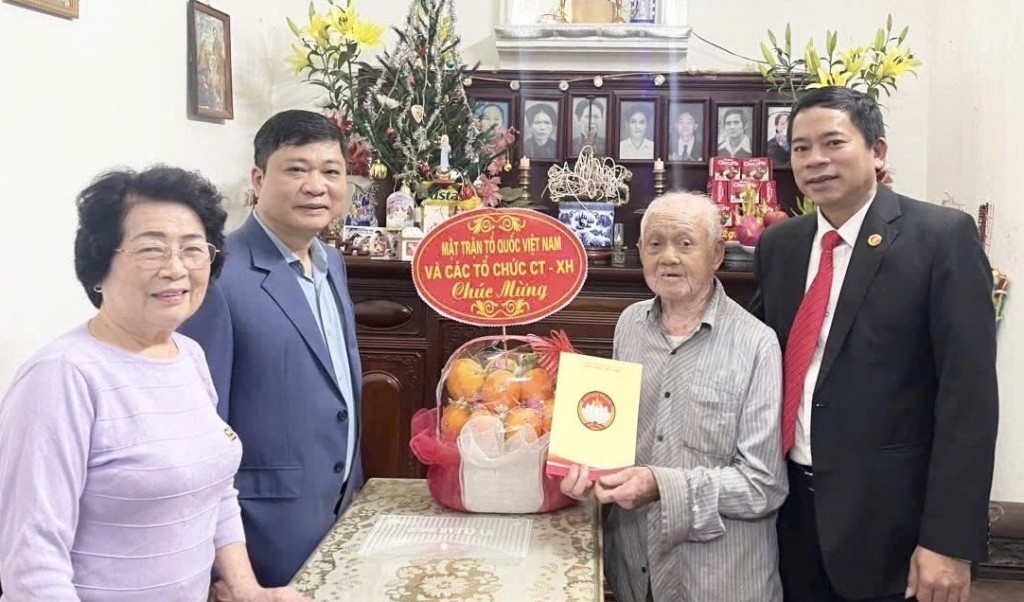 Ủy ban MTTQ Việt Nam phường Văn Miếu - Quốc Tử Giám thăm, tặng quà các gia đình Công giáo trên địa bàn dịp Noel