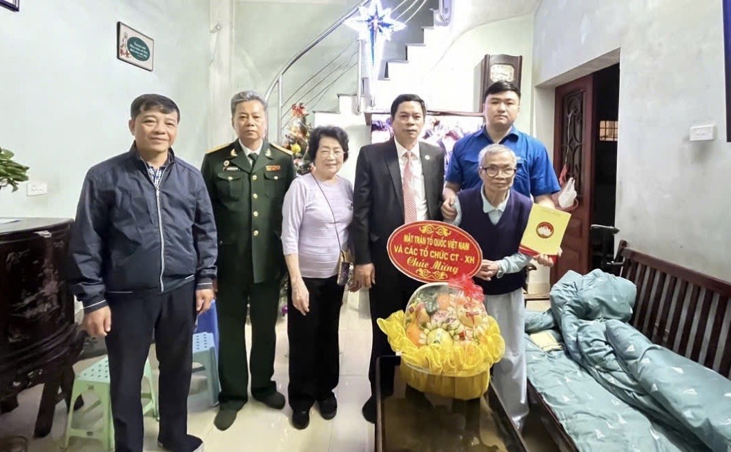 Ủy ban MTTQ Việt Nam phường Văn Miếu - Quốc Tử Giám thăm, tặng quà các gia đình công giáo có hoàn cảnh khó khăn dịp Noel