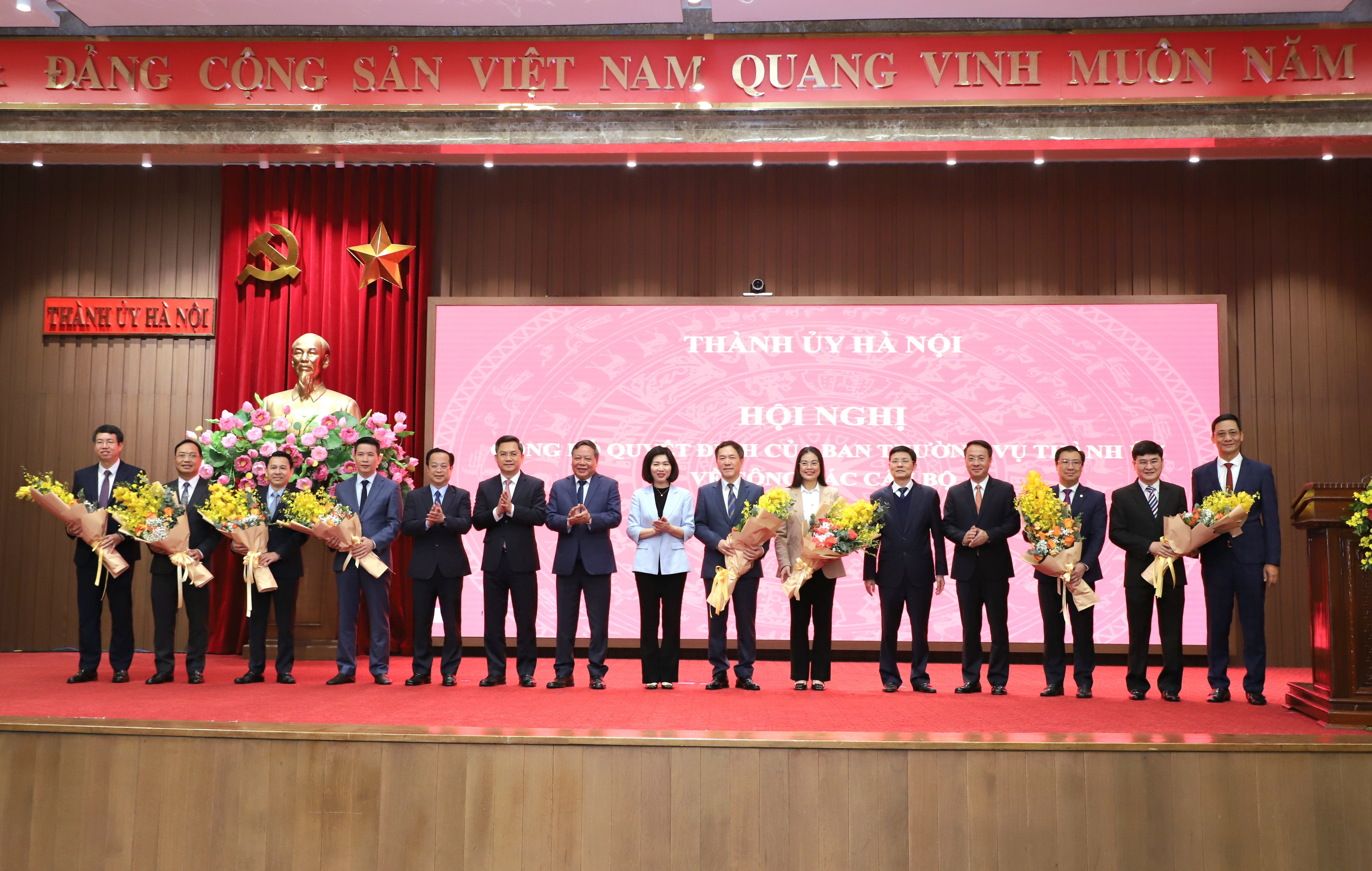 Thành ủy Hà Nội công bố và trao các quyết định về công tác cán bộ