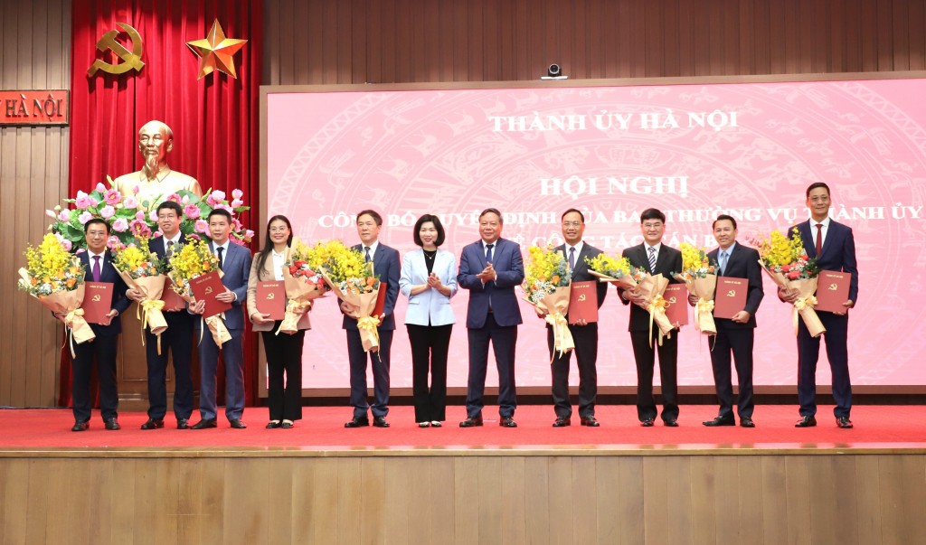 Thành ủy Hà Nội công bố và trao các quyết định về công tác cán bộ
