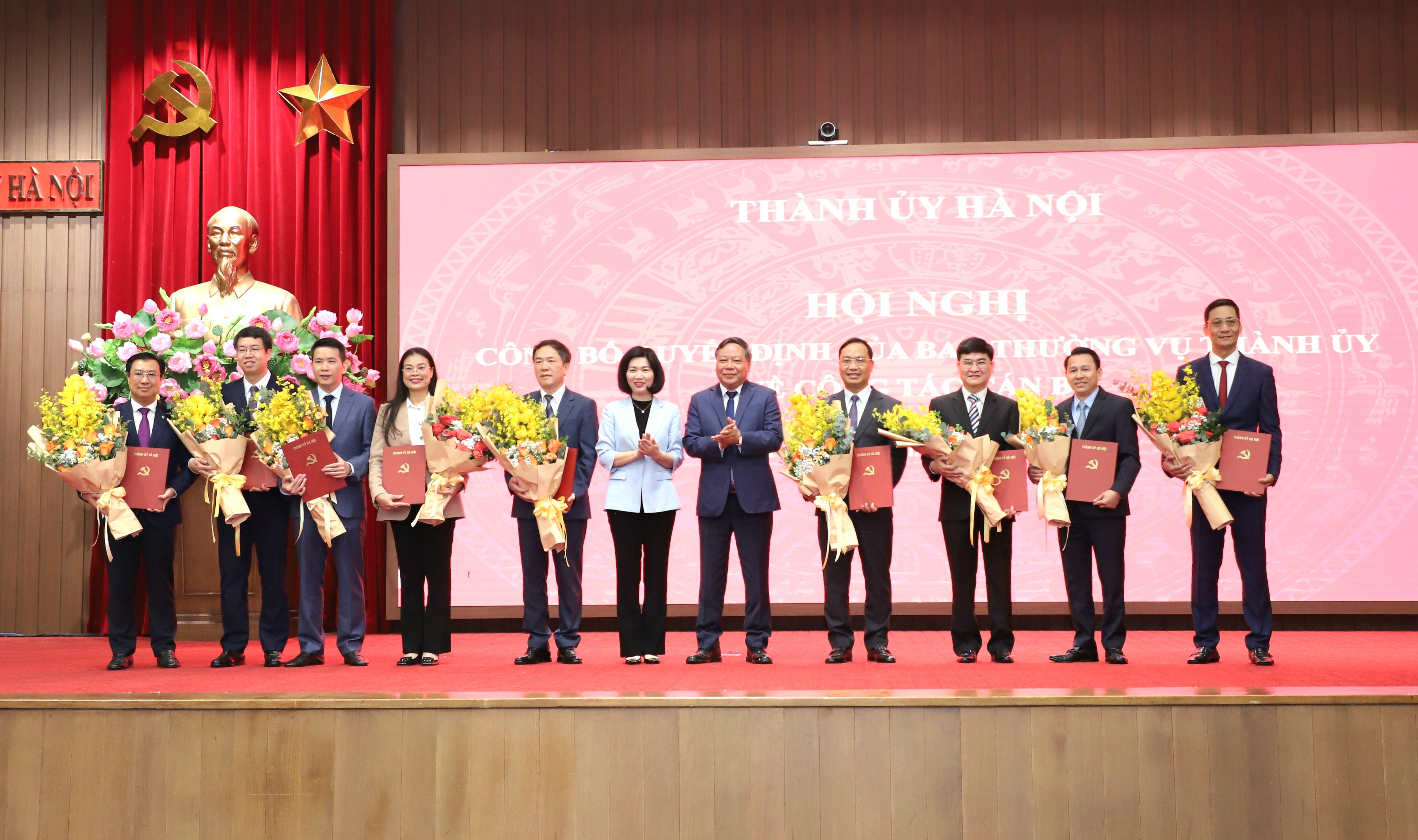 Thành ủy Hà Nội công bố và trao các quyết định về công tác cán bộ