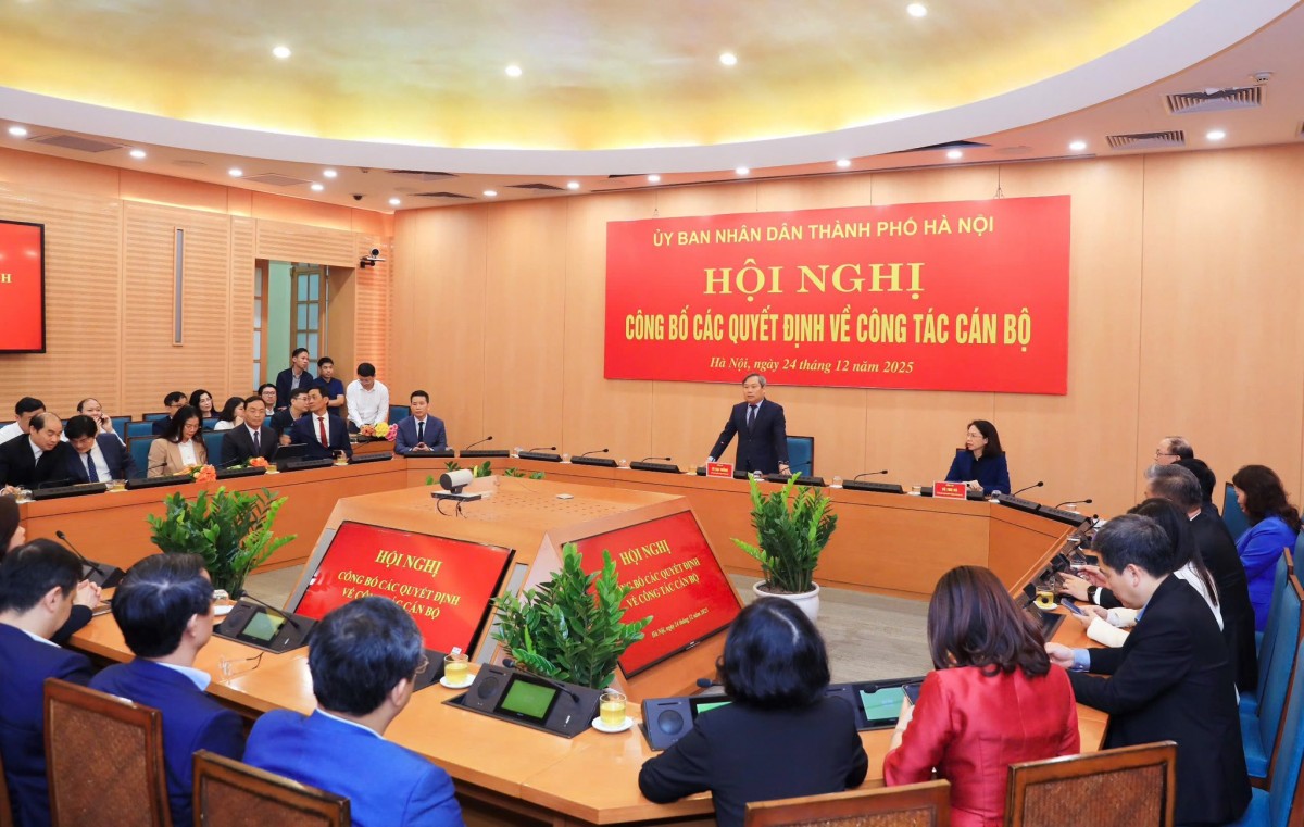 Chủ tịch UBND thành phố Hà Nội trao quyết định bổ nhiệm, điều động 5 lãnh đạo sở, ngành, đơn vị