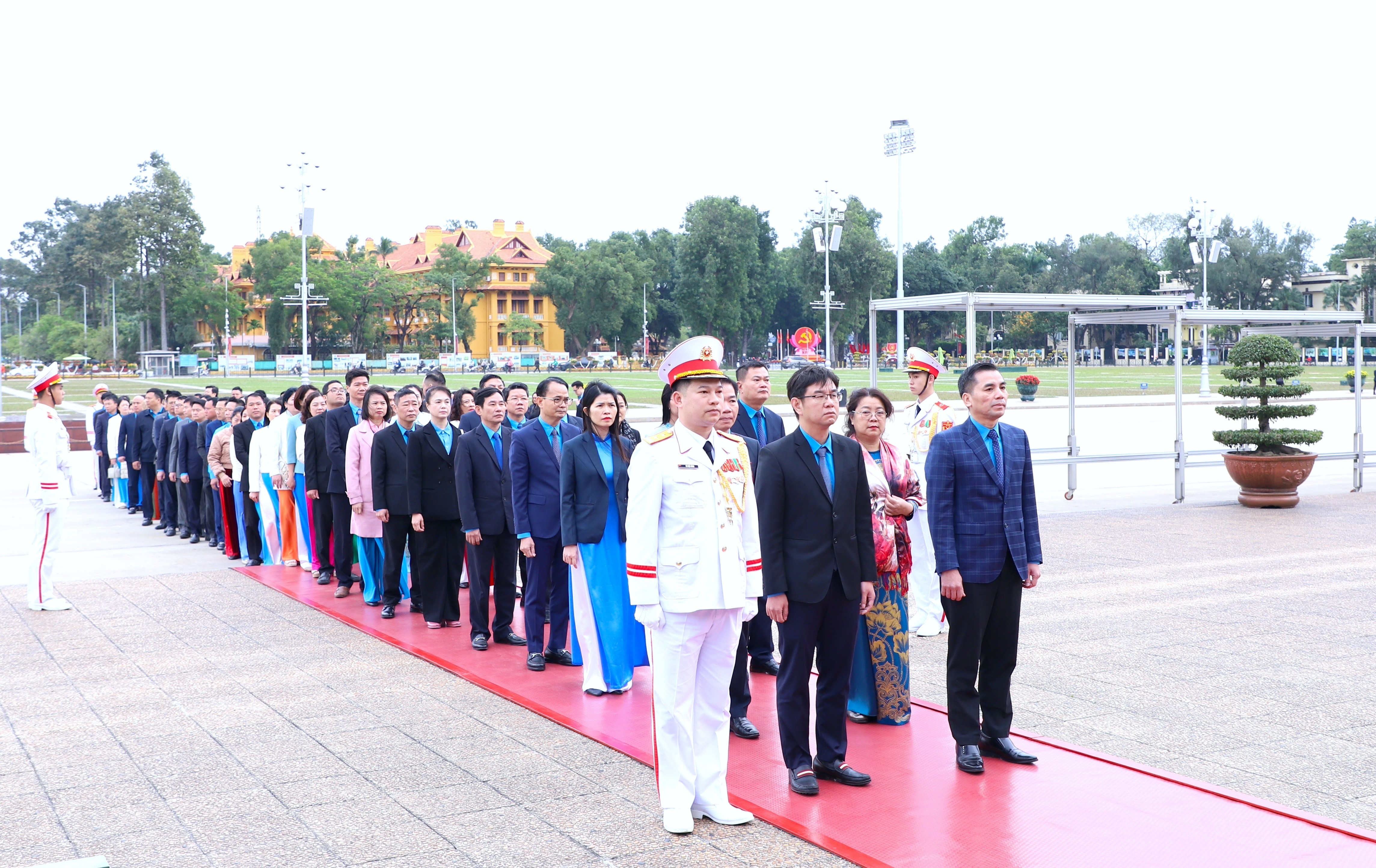 Đoàn đại biểu dự Đại hội Công đoàn thành phố Hà Nội lần thứ XVIII vào Lăng viếng Chủ tịch Hồ Chí Minh