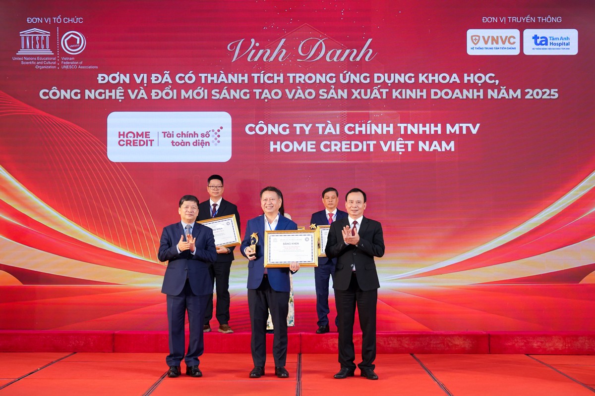 Home Credit được vinh danh trong Top 10 đơn vị tiêu biểu xuất sắc năm 2025