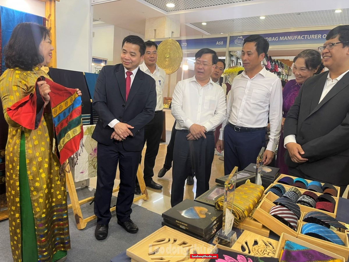 Từ chuyển đổi số đến thiết kế sáng tạo: Hướng đi mới cho sản phẩm làng nghề Hà Nội